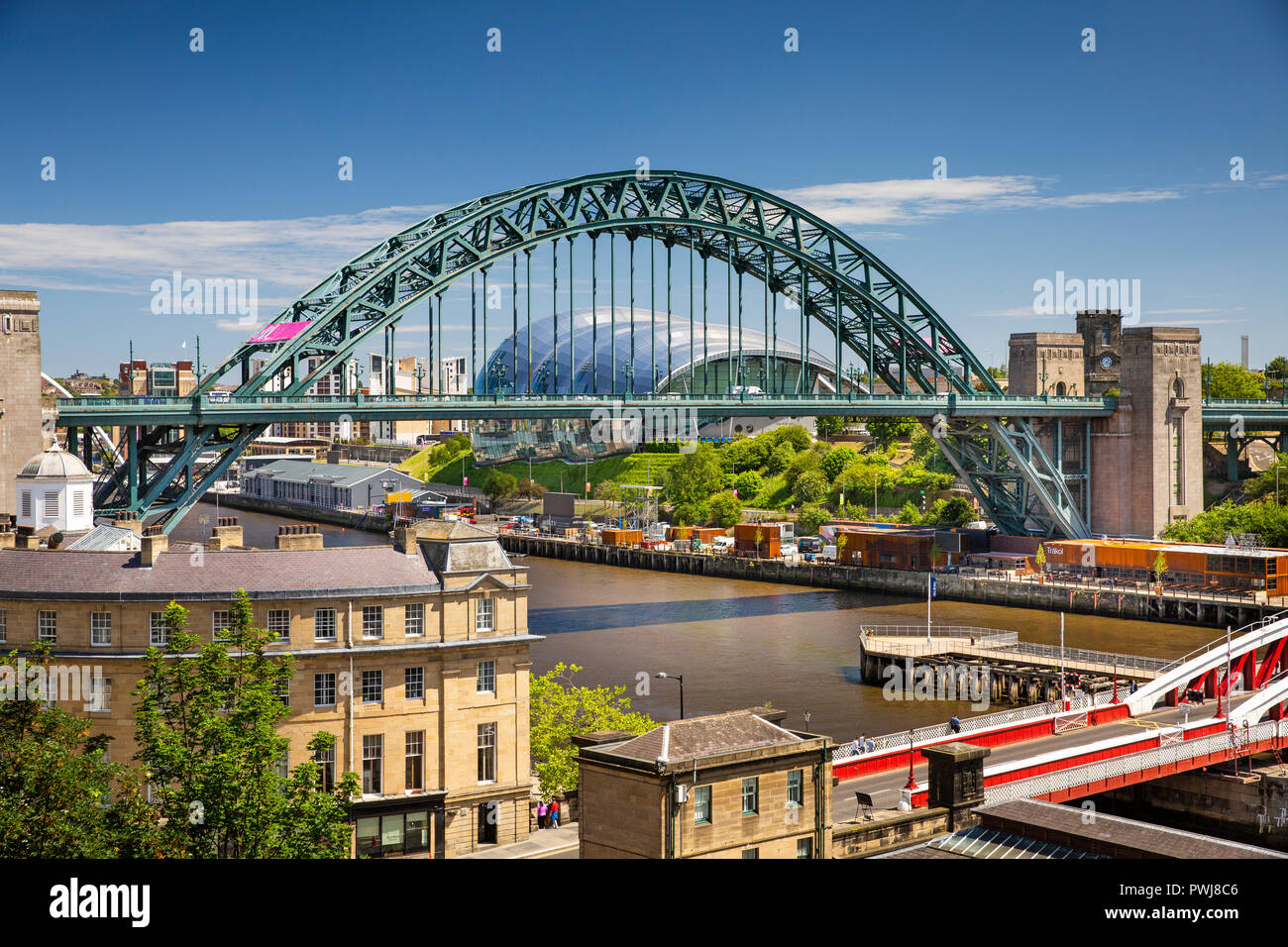 Reino Unido, Inglaterra, Tyneside, Newcastle upon Tyne Tyne Bridge y Sage Centro elevado, vista desde el puente de alto nivel Foto de stock