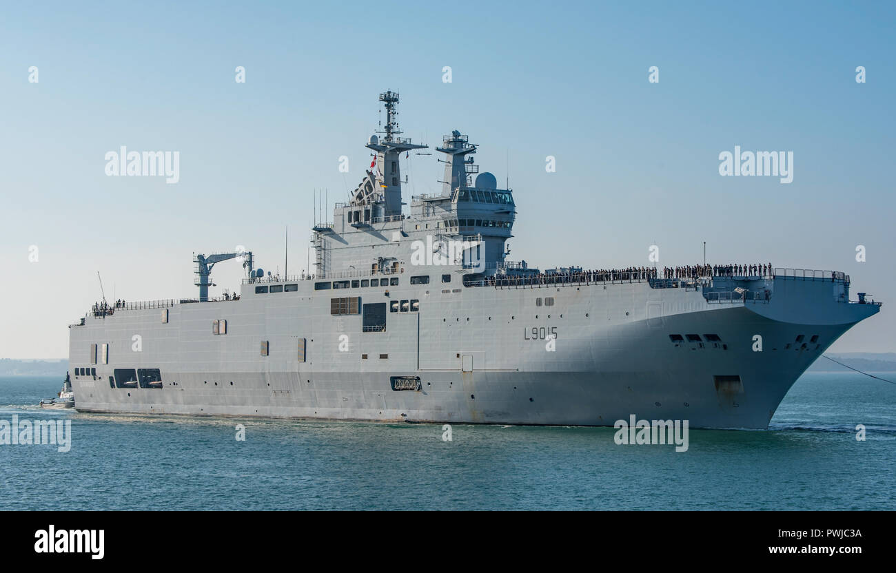 La Armada Francesa 'Mistral' Clase de buque de asalto anfibio FS Dixmude llega para una corta visita a Portsmouth, Reino Unido para cargar tropas y equipos en 16/10/18. Foto de stock