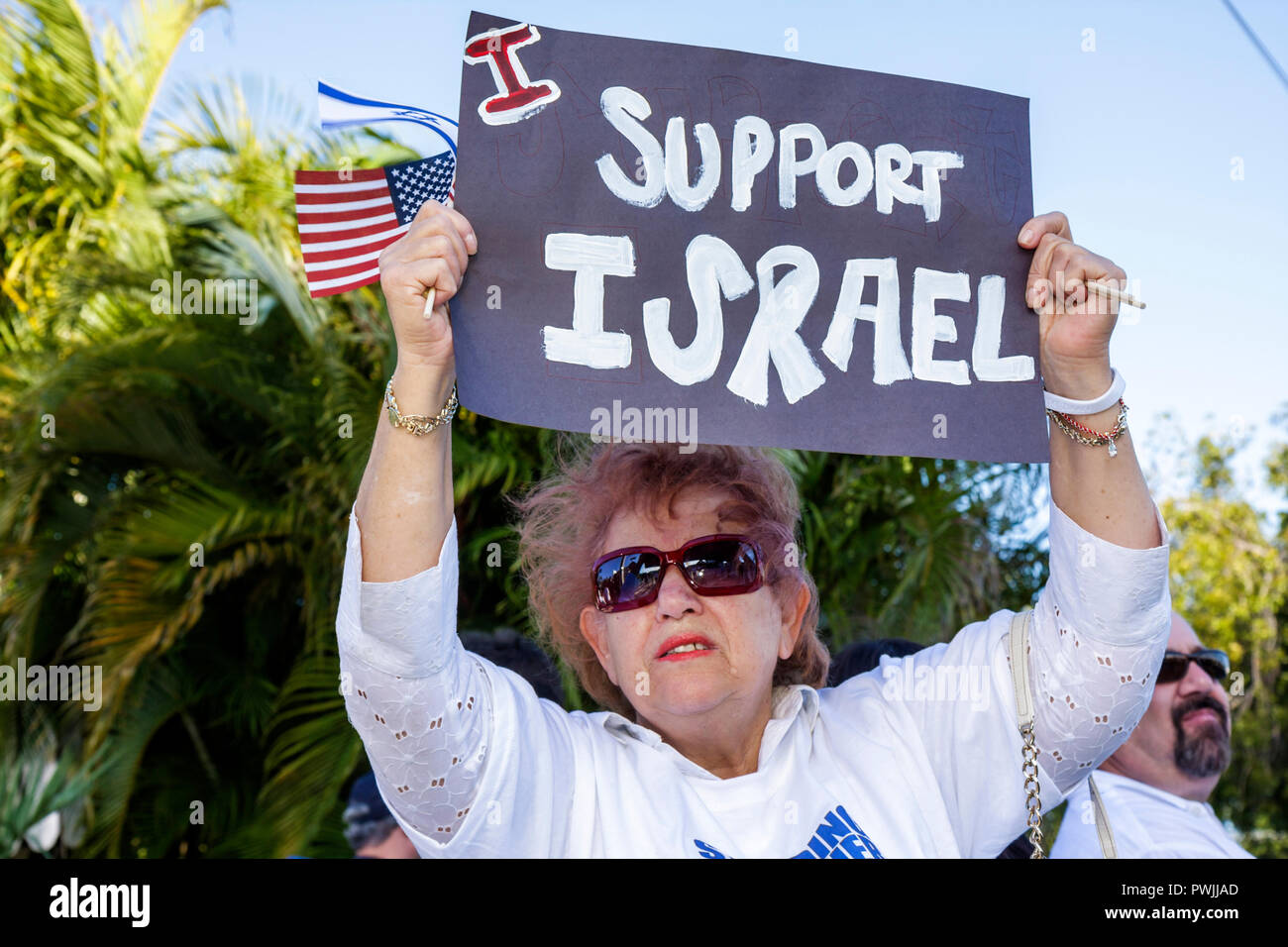 Miami Beach Florida, Memorial del Holocausto, Rally de Solidaridad con Israel, judíos, estado judío, sionismo, religión, tradición, herencia, mujeres femeninas, signo hecho en casa Foto de stock