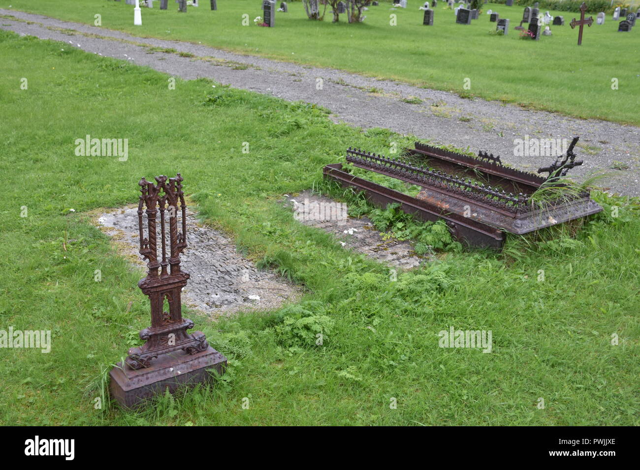 Norwegen, Lofoten, Gimsøy, Gimsøy Kirke, Kirche, Friedhof, Gimsøya, Gimsøystraumen, Fjord, Vinjevika, Sandmannen, Insel, Kreuz, Grabkreuz, Gottesacker Foto de stock