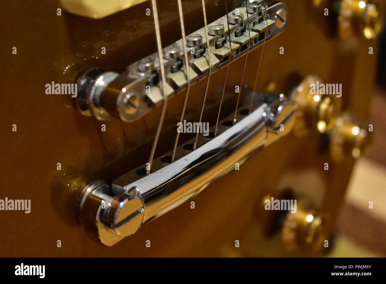 Guitarra eléctrica con parte superior de oro closeup. Detalles: Cuerpo,  puente, cuerdas y perillas. Modelo tipo Gibson Les Paul Fotografía de stock  - Alamy