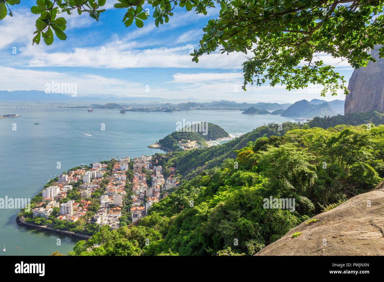 Vista desde la montaña Sugarloaf abajo al barrio de Urca, en Río de Janeiro, Brasil, América del Sur Foto de stock