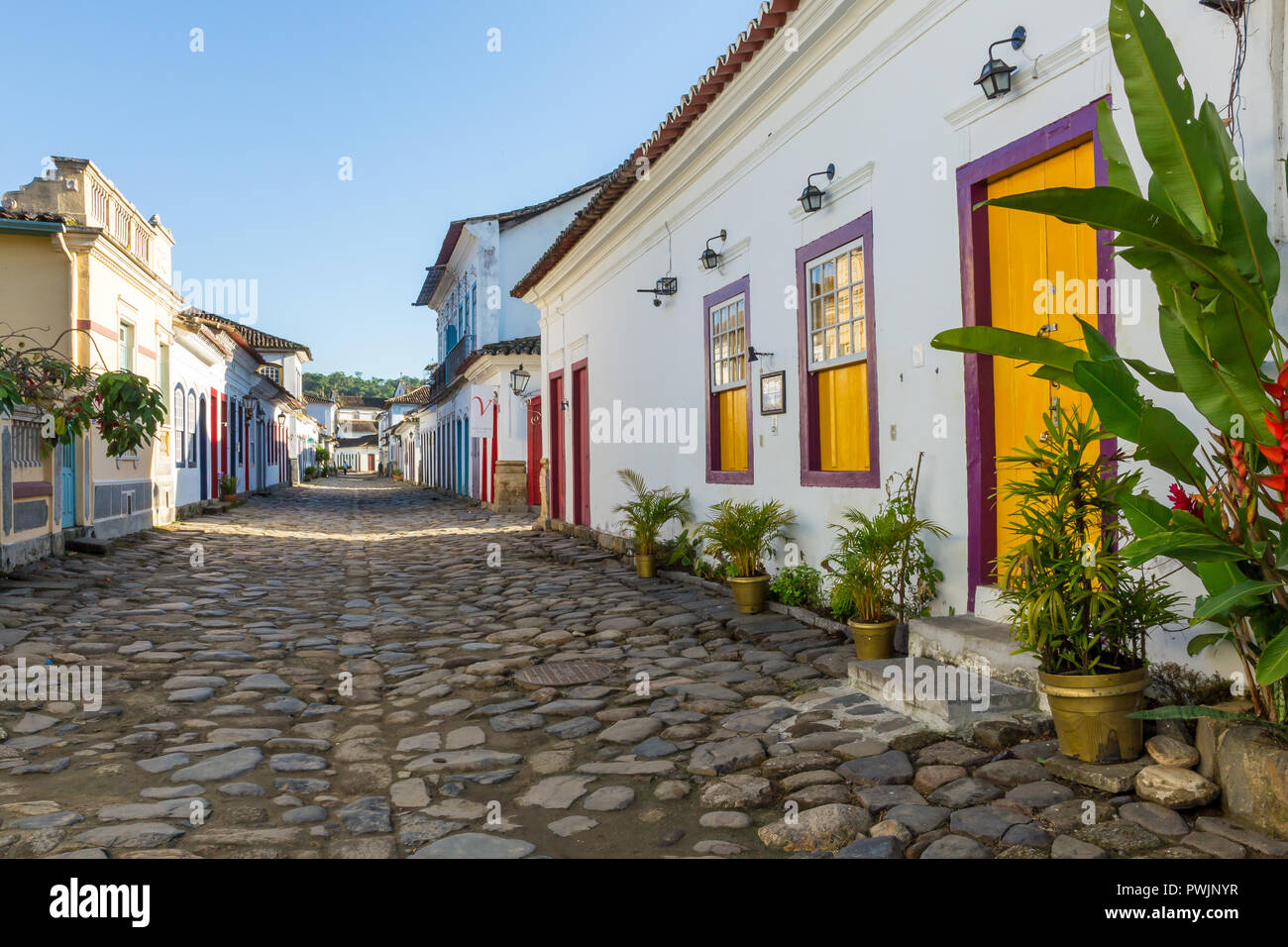 Calles y casas coloniales en el centro histórico de Paraty, Brasil, América del Sur Foto de stock
