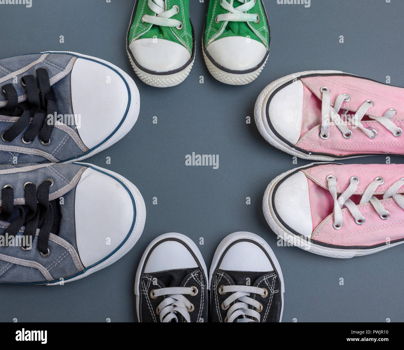 Zapatos para niños. Zapatillas negras para niños de temporada demi para un  niño Fotografía de stock - Alamy