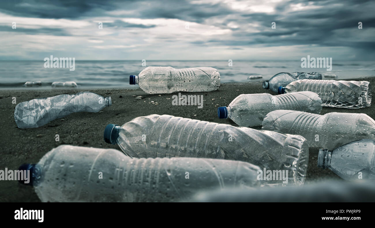 Botellas de plástico para agua la contaminación en el océano (concepto de entorno) Foto de stock
