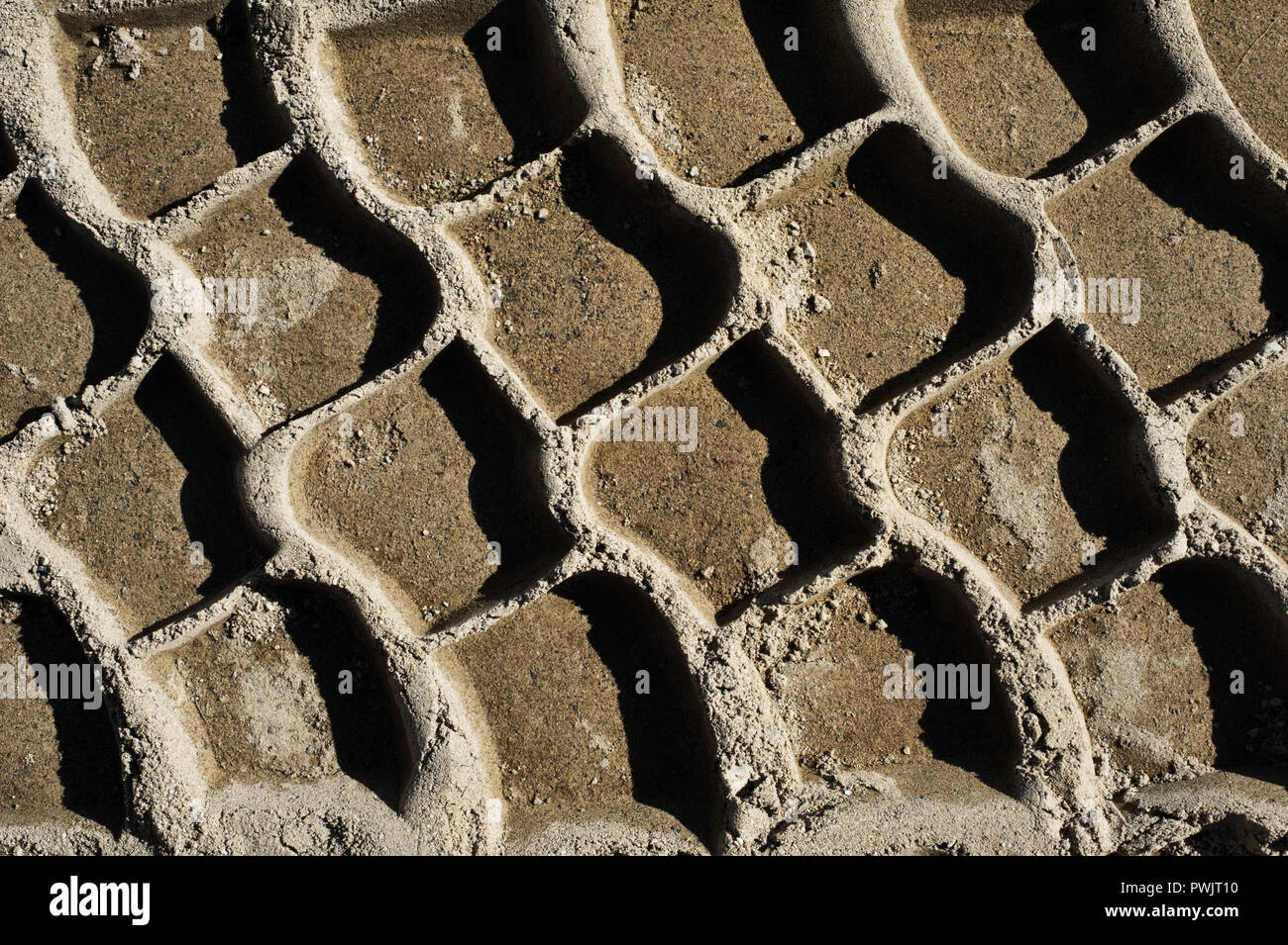 Las huellas de los neumáticos en la arena. Foto de stock
