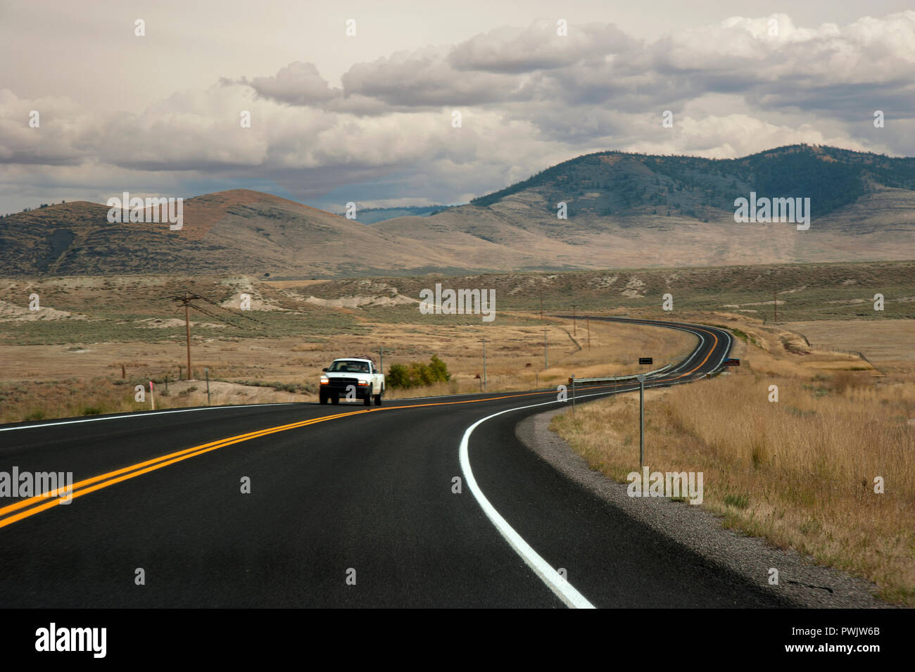 Camioneta conducir por una carretera abierta en Montana, EE.UU. Foto de stock