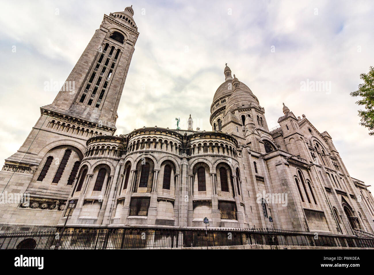 Basilique du Sacre Coeur de Montmartre, la Basílica del Sagrado Corazón de París se conoce normalmente como el Sacre Coeur es el segundo más visitado monum Foto de stock