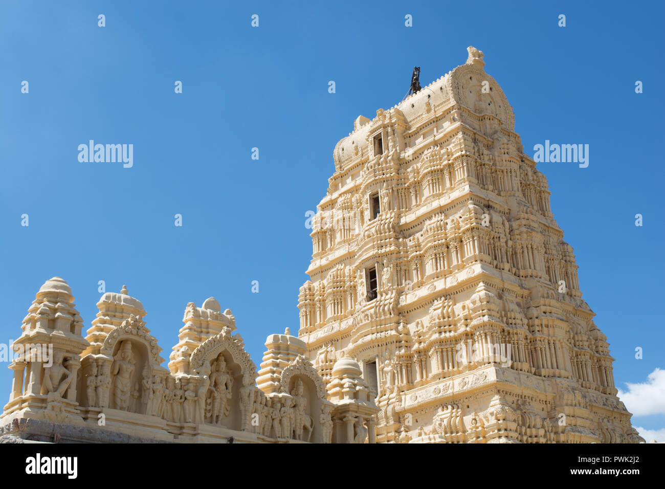 La torre del templo de Virupaksha temple en Hampi, India Foto de stock