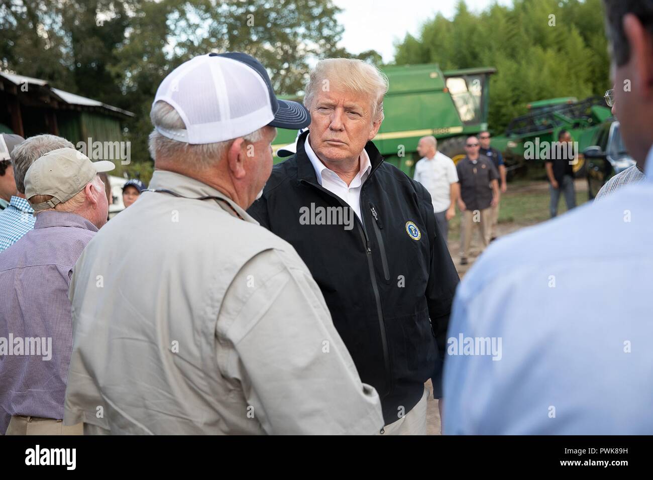 Panamá City, Florida, Estados Unidos. El 15 de octubre de 2018. Presidente estadounidense Donald Trump se reúne con agricultores locales, para discutir el impacto del huracán Michael en cultivos a Charlie Stewarts Farm el 15 de octubre de 2018, en Macon, Georgia. Crédito: Planetpix/Alamy Live News Foto de stock