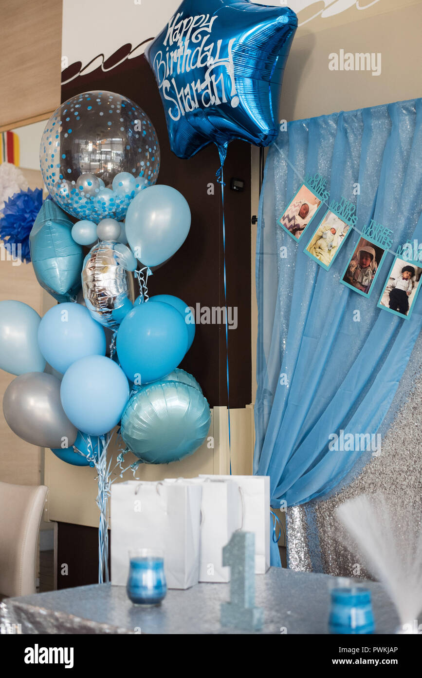 Perforar semestre Controlar Decoración de fiesta de cumpleaños incluyendo globos y arreglos de mesa  Fotografía de stock - Alamy
