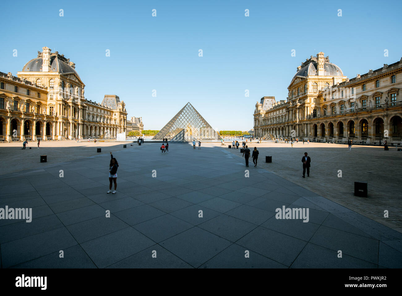 París, Francia - Septiembre 01, 2018: Ver en el museo del Louvre con pirámides de vidrio, el museo de arte más grande del mundo y un monumento histórico en París Foto de stock