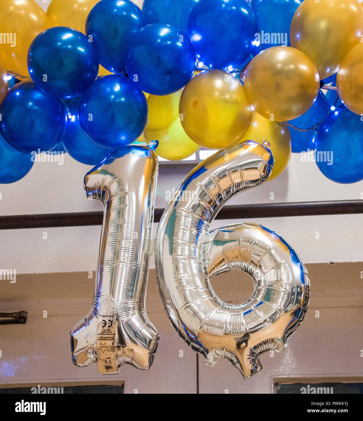 Decoración de fiesta de cumpleaños incluyendo globos y arreglos de mesa  Fotografía de stock - Alamy