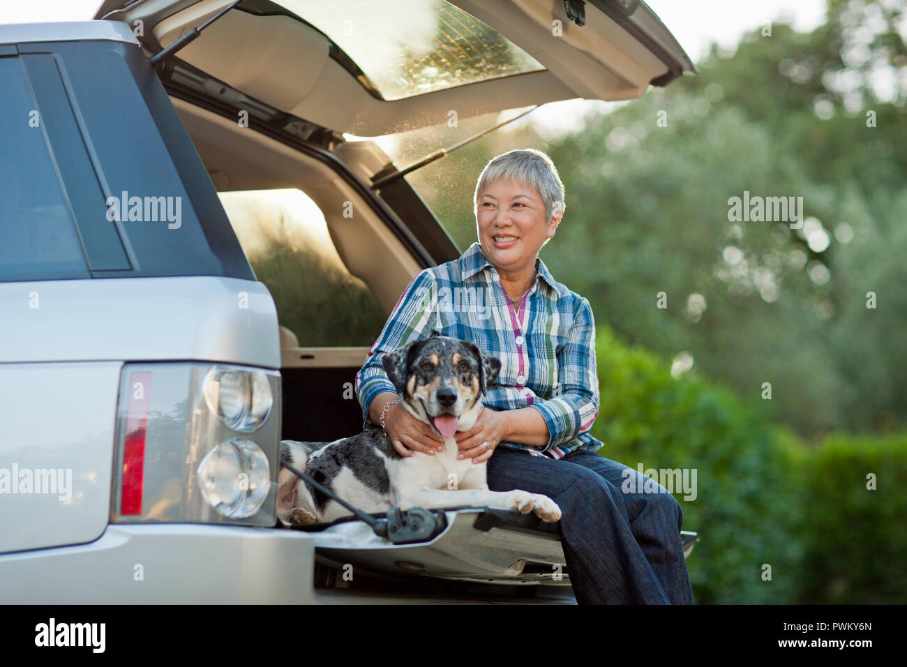 Feliz mujer senior pegado con su perro Fotografía de stock - Alamy