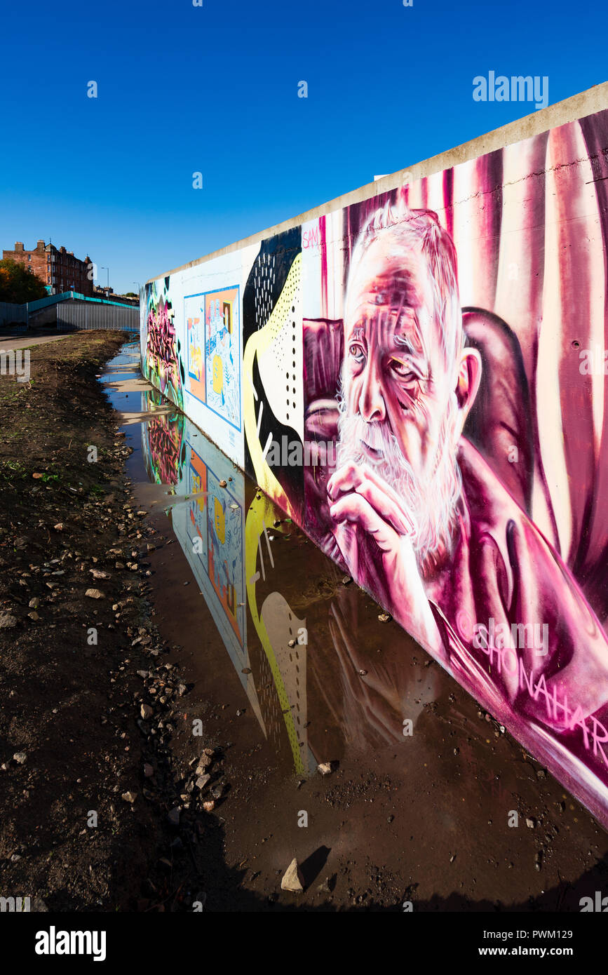 Vista de murales pintados en la pared en Marine Parade Graffiti Wall en Leith, Escocia, Foto de stock
