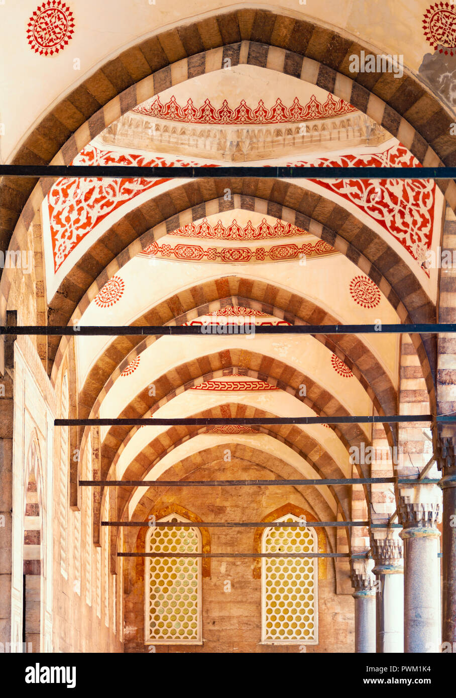 Antigua y hermosa Mezquita Sultan Ahmed (Mezquita Azul) La mezquita imperial otomana situada en Estambul, Turquía. Detalles de arcos. Foto de stock
