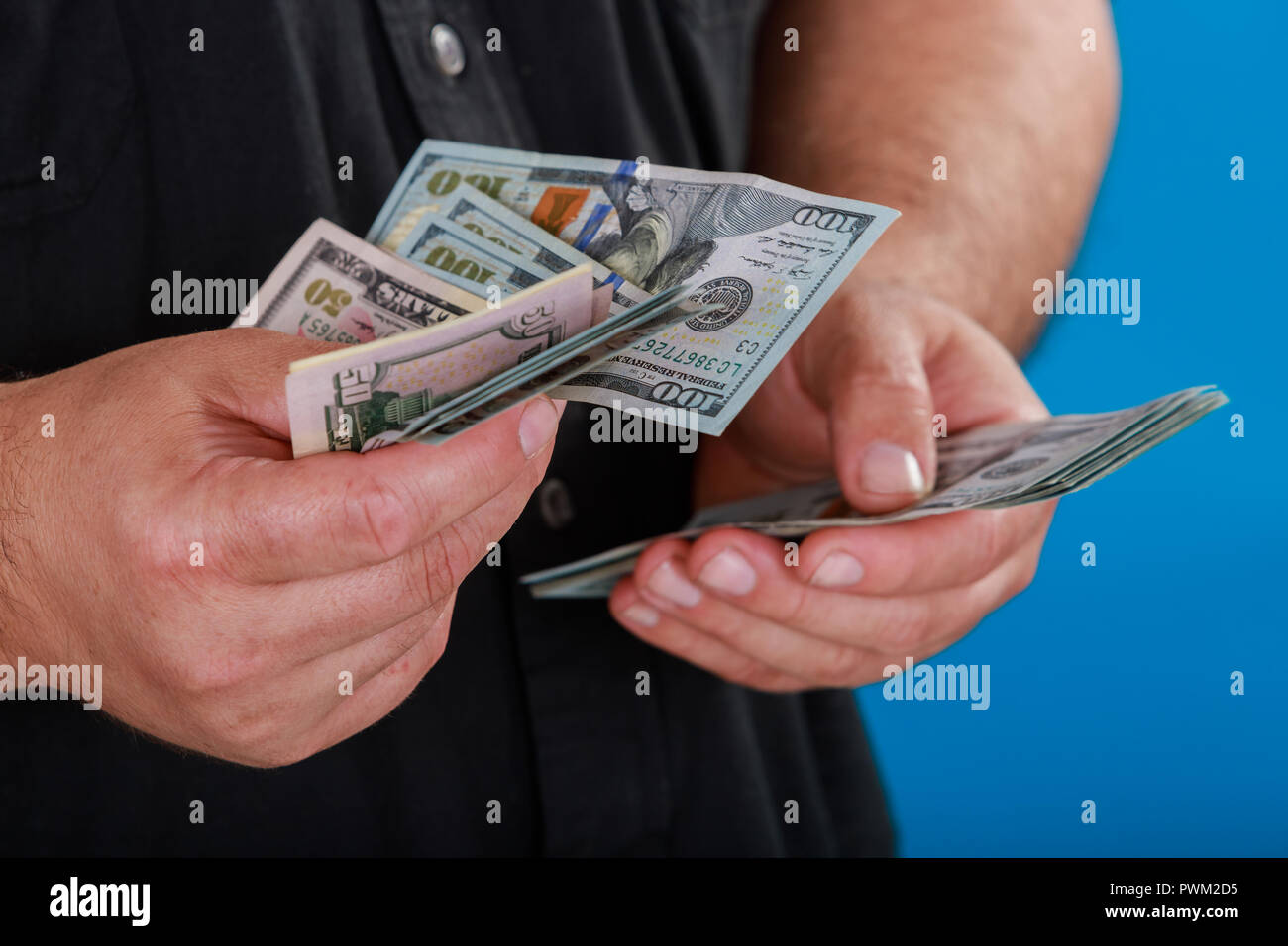 Organo eslogan tarde Concepto de negocio, contando el dinero el hombre contando billetes de cien  dólares de EE.UU Fotografía de stock - Alamy
