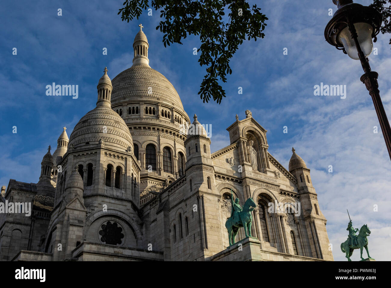 Basilique du Sacre Coeur de Montmartre, la Basílica del Sagrado Corazón de París se conoce normalmente como el Sacre Coeur es el segundo más visitado monum Foto de stock