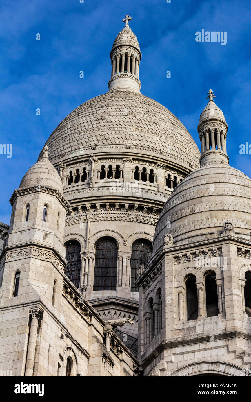 Basilique du Sacre Coeur de Montmartre, la Basílica del Sagrado Corazón de París se conoce normalmente como el Sacre Coeur es el segundo más visitado monum Foto de stock