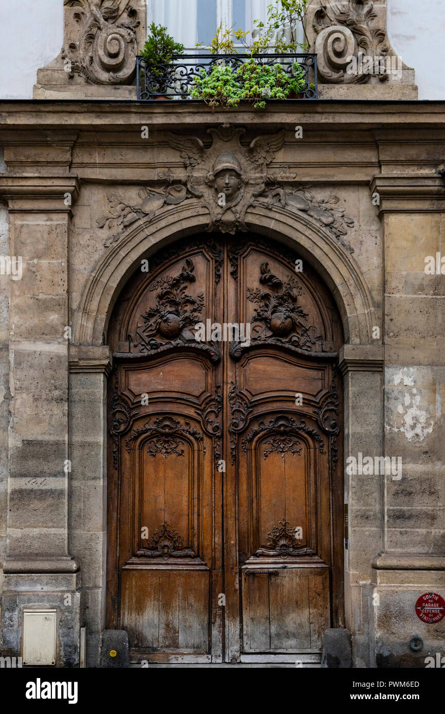 Puerta ornamentada Art Nouveau Paris - Miles de las puertas y portones que adornan los edificios de París. Algunos de los mejores están en oficinas de gobierno, catedrales y chu Foto de stock