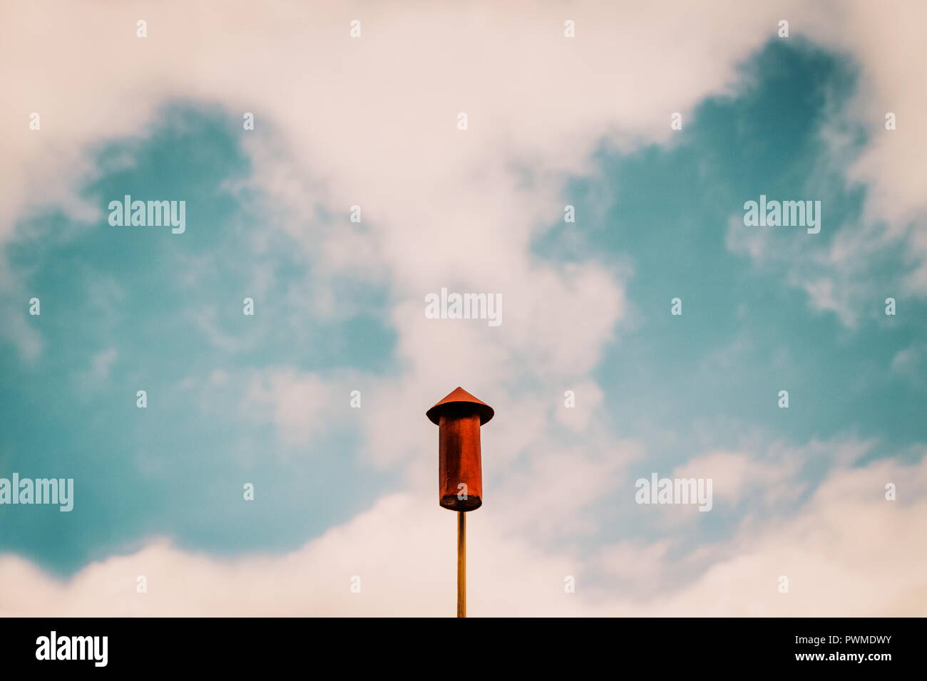 Red Rocket fuegos artificiales y una nube en forma de hongo como antecedentes Foto de stock
