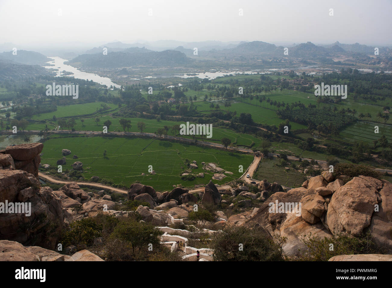 Vista del valle desde el Monte Anjaneya, Hampi, antigua capital del reino de Vijayanagara, Karnataka, India Foto de stock