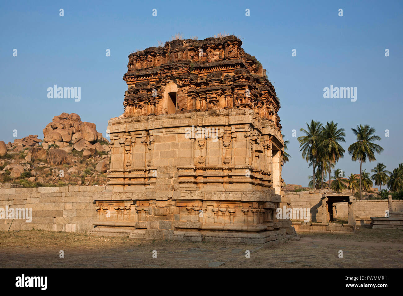 Uno de los edificios que componen el Achyutaraya Temple en Hampi, la antigua capital del Reino Vijayanagara, Karnataka, India Foto de stock