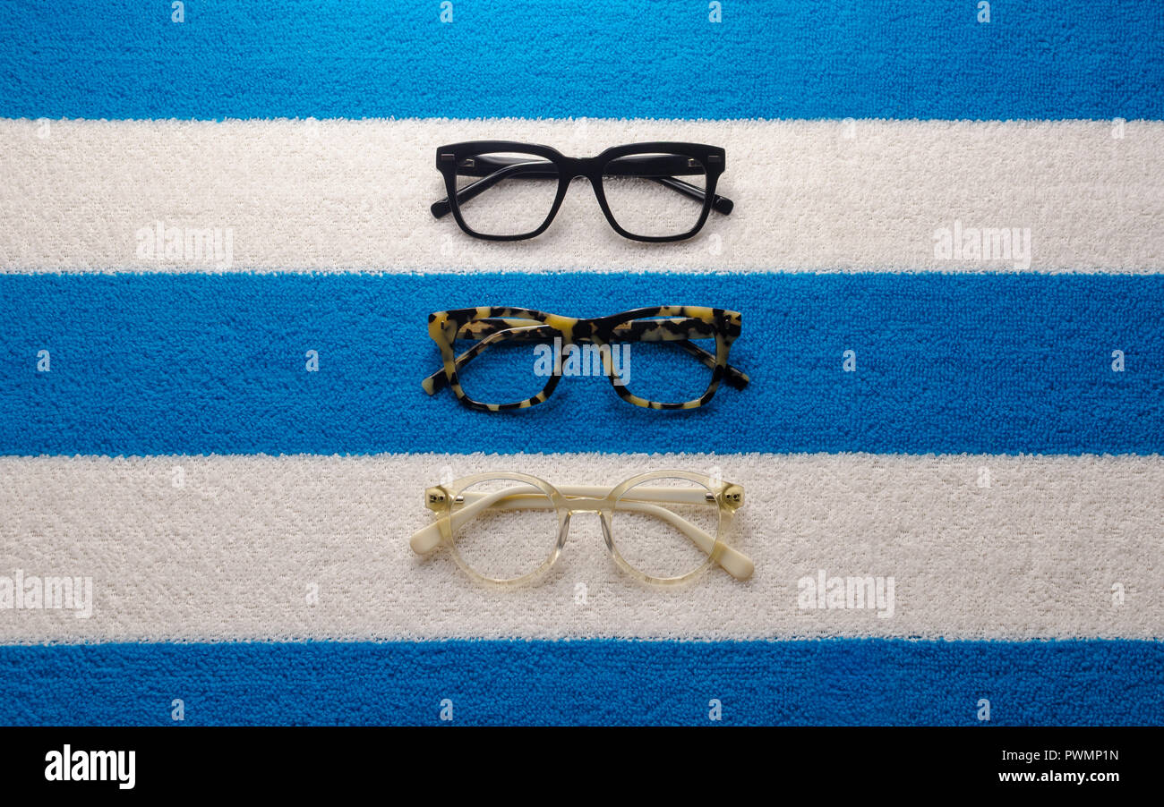 Foto de estudio de negro, caparazón de tortuga, gafas blancas transparentes  cuadros dispuestos sobre un fondo blanco azul horizontal pelado Fotografía  de stock - Alamy