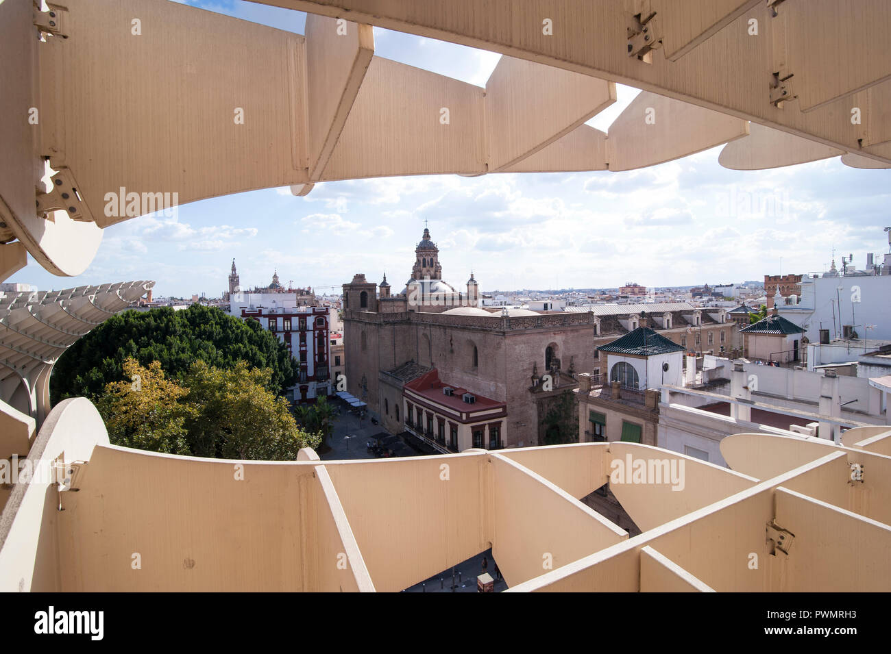 España, Sevilla:Metropol Parasol es una estructura de madera situada en la plaza de la Encarnación, en el casco antiguo de Sevilla, España. Fue diseñado por el G Foto de stock