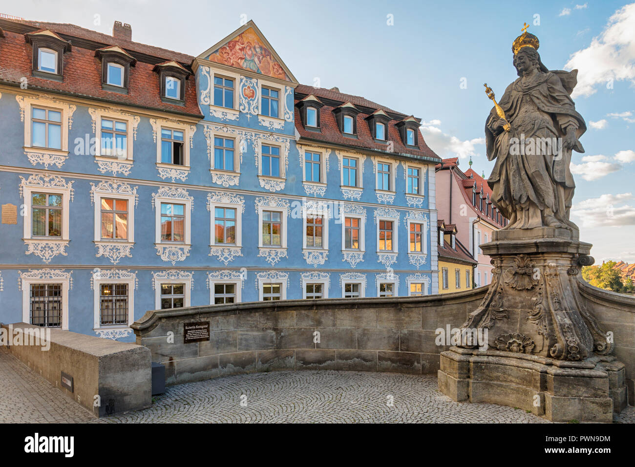 Estatua de Cunigunde de Luxemburgo delante de Sammlung Ludwig museo Bamberg, Bamberg, Alemania Foto de stock
