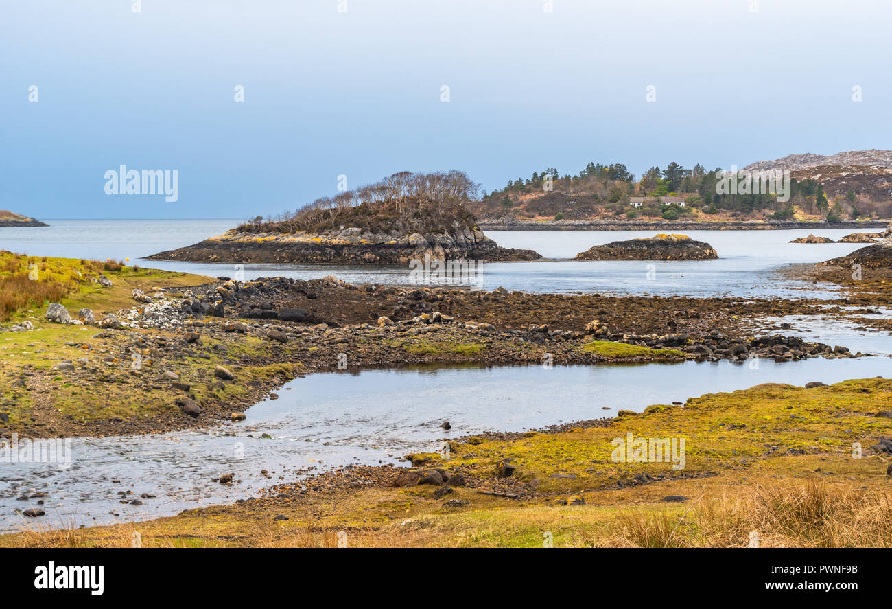 Una cala con pequeñas islas, cerca de Ullapool, Lairg, Escocia, West Highlands, Reino Unido Foto de stock