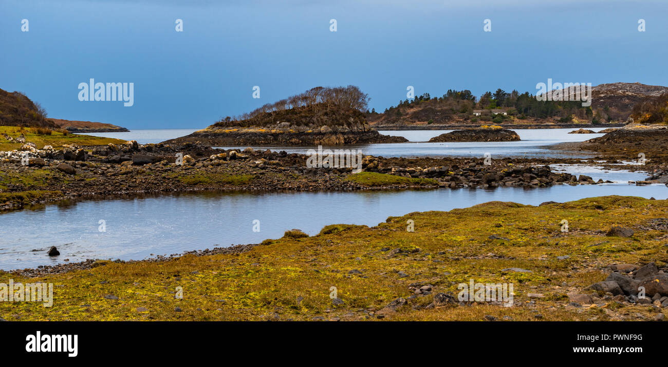 Una cala con pequeñas islas, cerca de Ullapool, Lairg, Escocia, West Highlands, Reino Unido Foto de stock