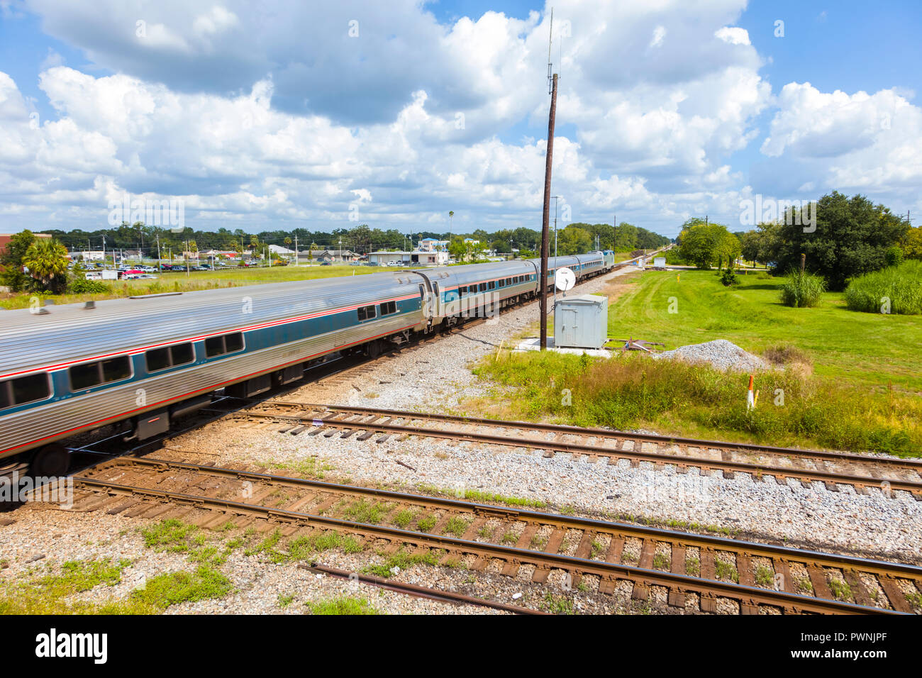 Tren de pasajeros en las vías en la vía la intersección en la Estación Union Depot y tren Plataforma Veiwing en Plant City, Florida, en los Estados Unidos Foto de stock