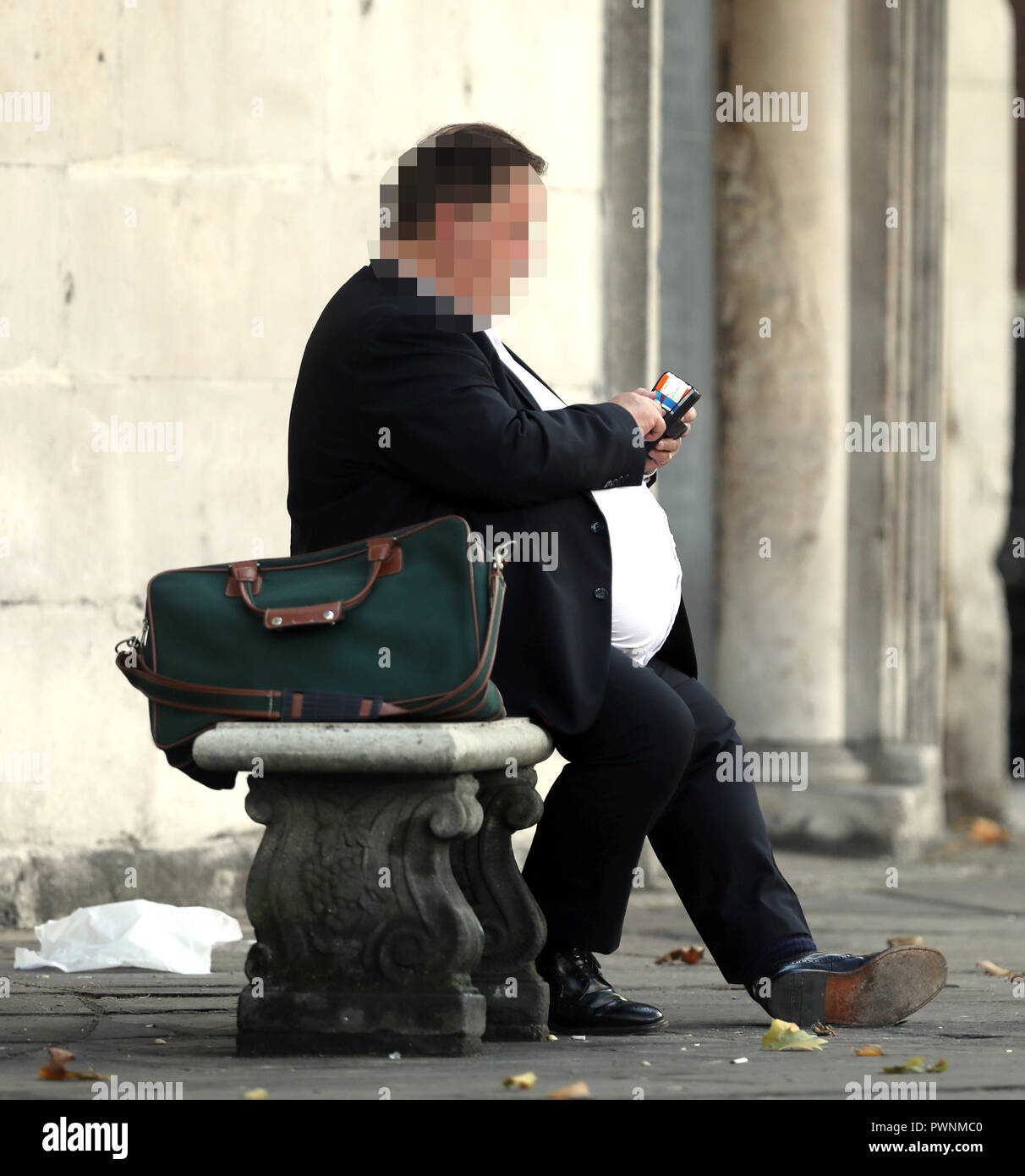 Obese fat man timebomb tummy stomach belly overweight suit city fotografías  e imágenes de alta resolución - Alamy