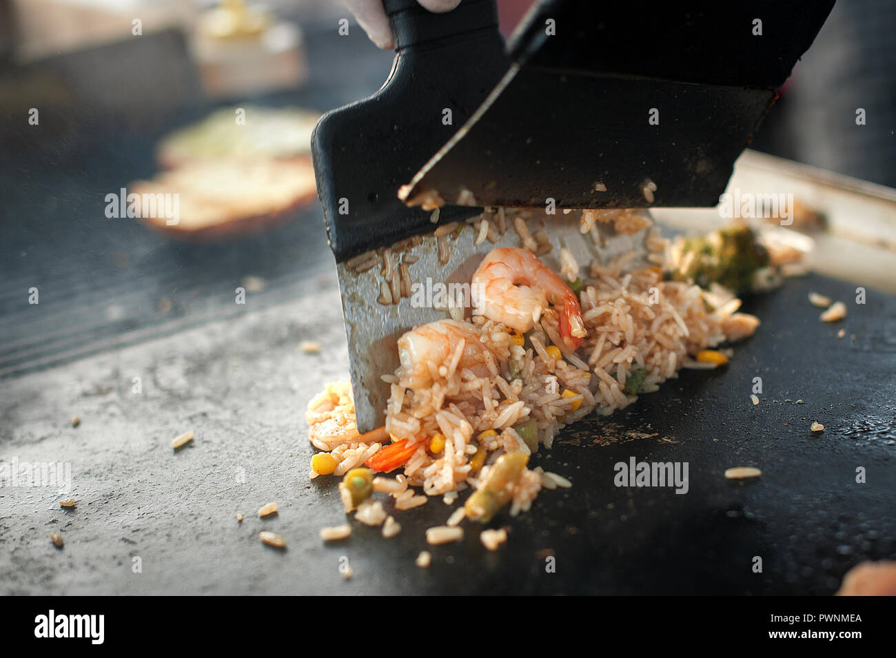 El proceso de cocción de arroz con camarones, brócoli, maíz en la calle. Asia y cocina tailandesa. Foto de stock