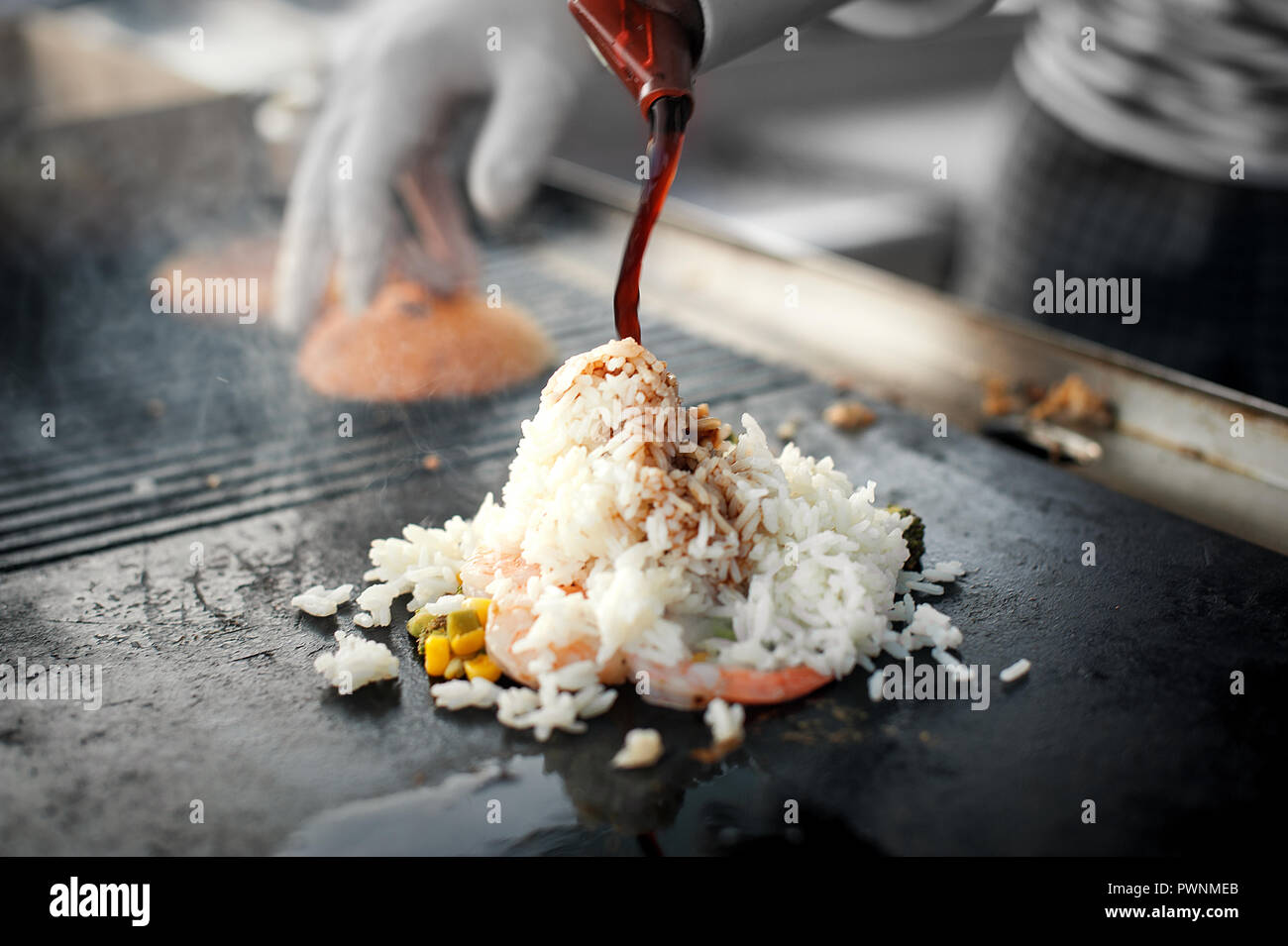 El proceso de cocción de arroz con verduras. Cocina asiática. Comida en la calle. Foto de stock