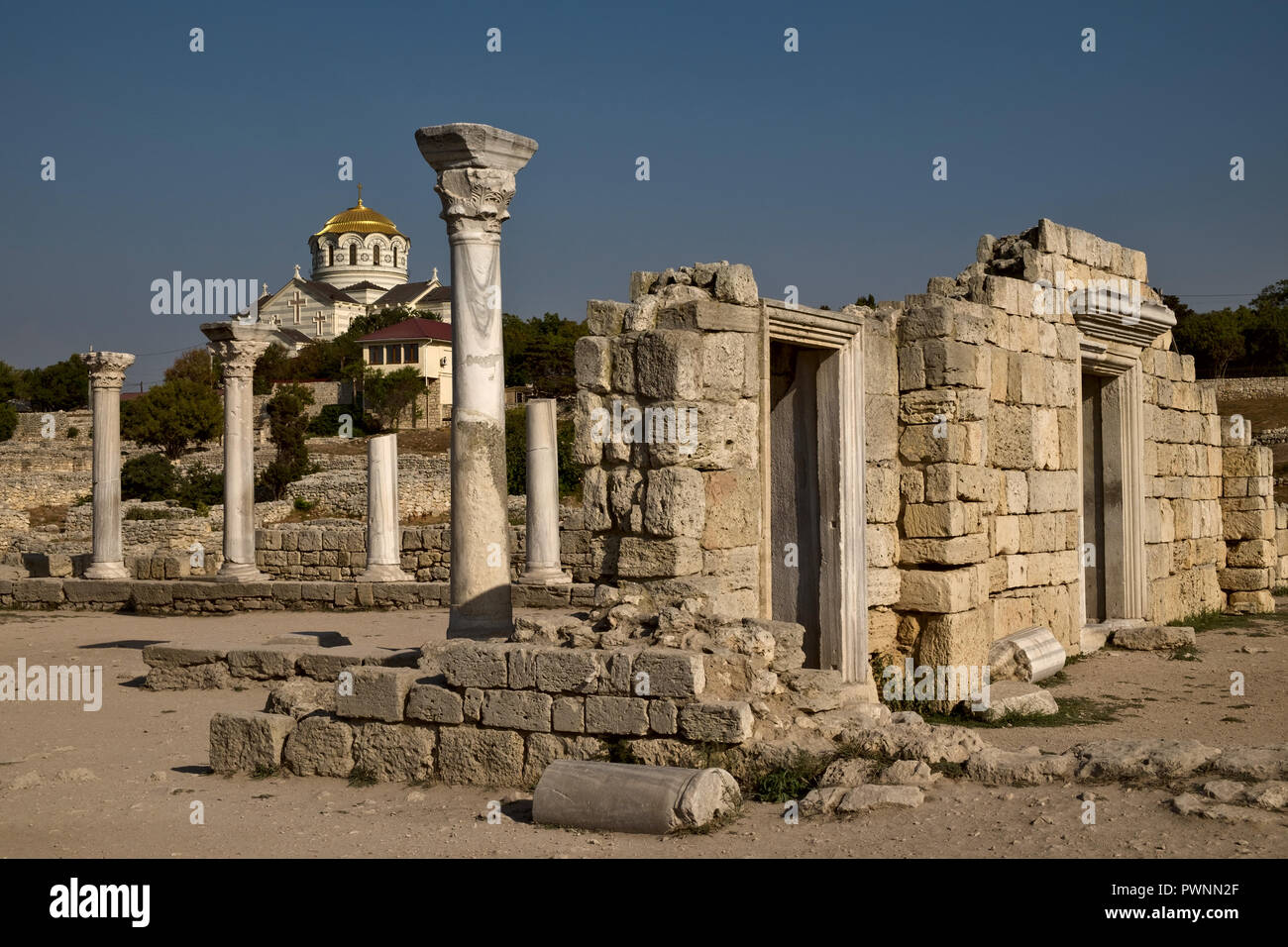 Tauric antiguo Chersonese y la Catedral de San Vladimir en Sebastopol, la Crimea Foto de stock