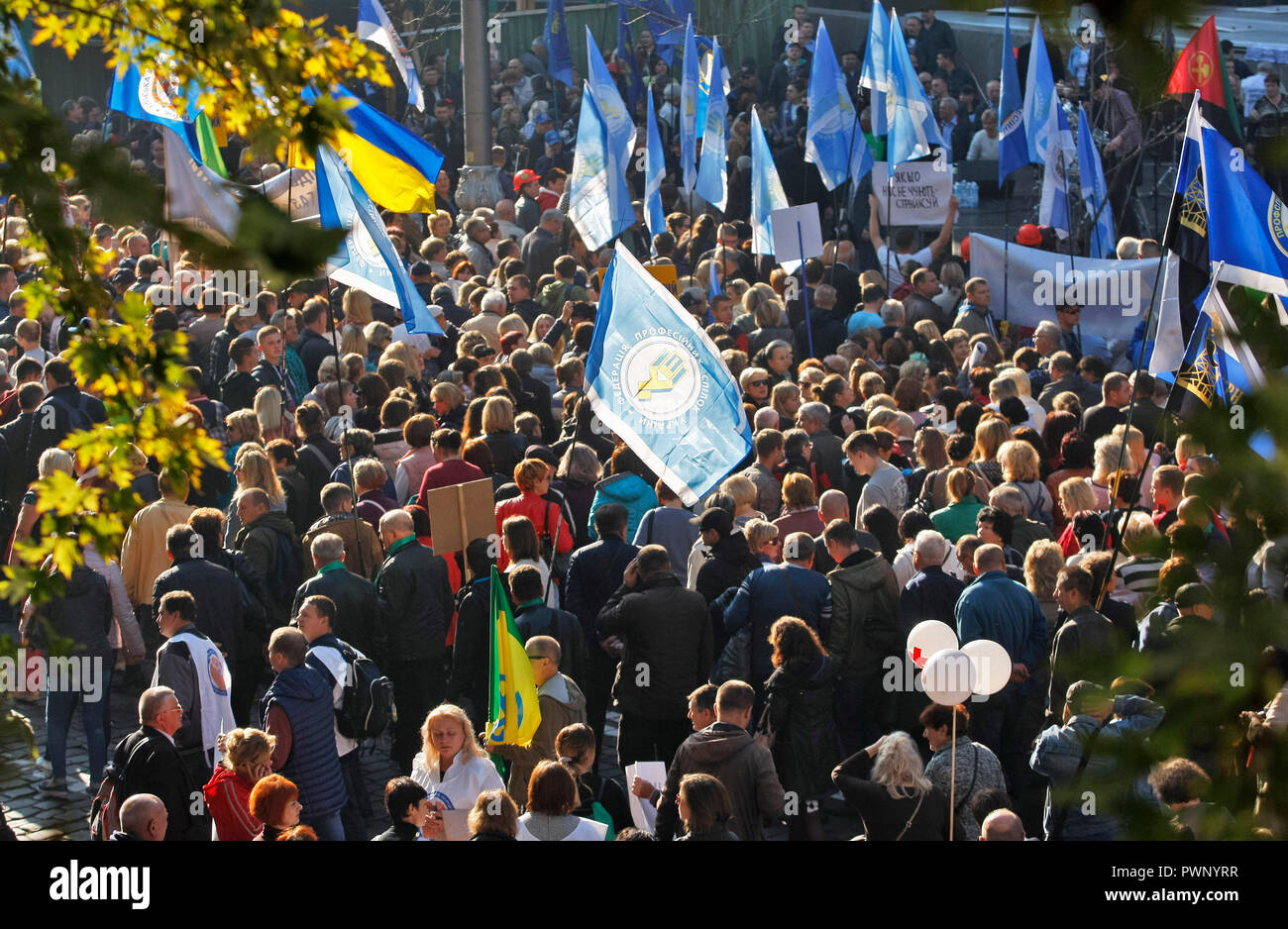 Los manifestantes visto portando banderas durante una protesta en frente  del edificio de Gabinete de Ministros de Ucrania en Kiev. Informes, miles  de personas participaron en una protesta organizada por la federación