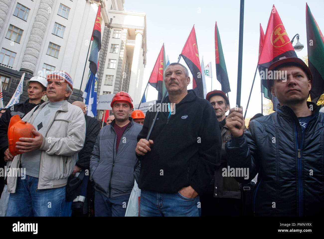 Los mineros sostener banderas durante una protesta en frente del edificio  de Gabinete de Ministros de Ucrania en Kiev. Informes, miles de personas  participaron en una protesta organizada por la federación de