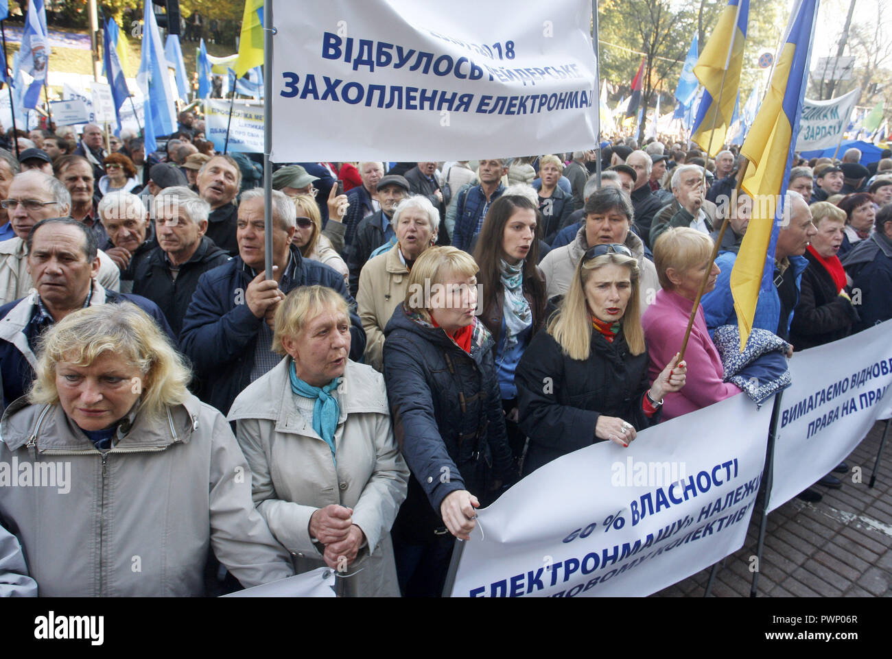 Kiev, Ucrania. 17 Oct, 2018. Visto manifestantes llevaban pancartas y  banderas durante una protesta en frente del edificio de Gabinete de  Ministros de Ucrania en Kiev. Informes, miles de personas participaron en