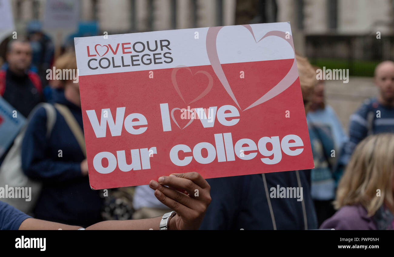 Londres, Reino Unido. 17 Oct, 2018. Protesta de financiación de la enseñanza complementaria en el centro de Londres. Ian Davidson crédito/Alamy Live News Foto de stock