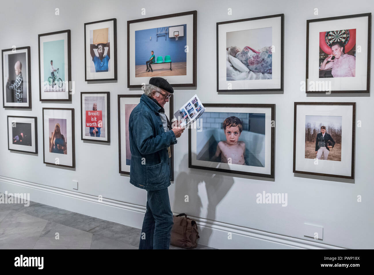 Londres, Reino Unido. 17 Oct, 2018. Retratos preseleccionados en exhibición en la Galería Nacional de Retratos, Londres, como parte del premio Taylor Wessing retrato fotográfico 2018 Exposición a partir del 18 de octubre de 2018 al 27 de enero de 2019. Crédito: Guy Bell/Alamy Live News Foto de stock