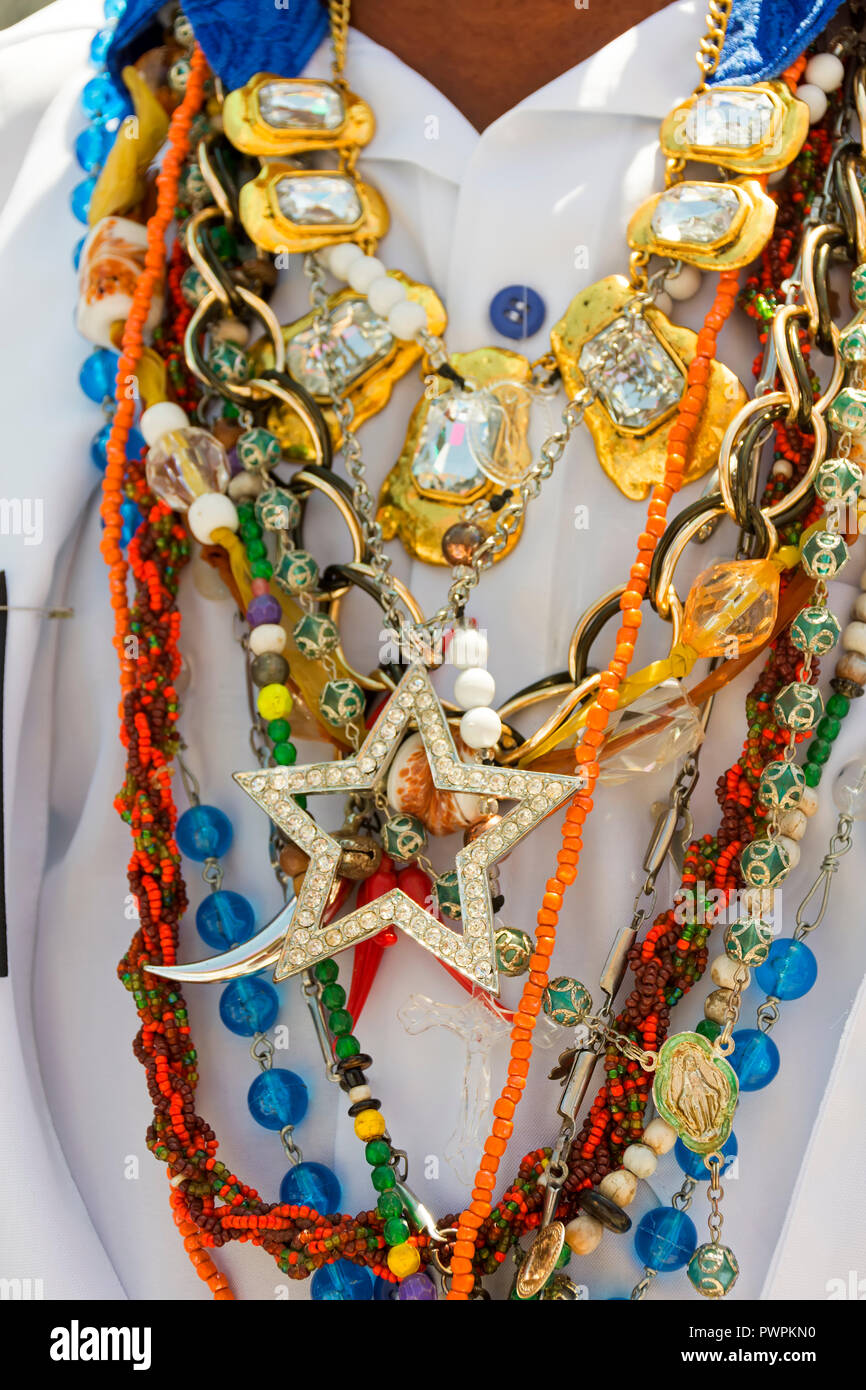 Collar usado por el hombre durante la celebración religiosa tradicional en  Brasil con símbolos comunes la práctica de umbanda y candomblÃ© Fotografía  de stock - Alamy