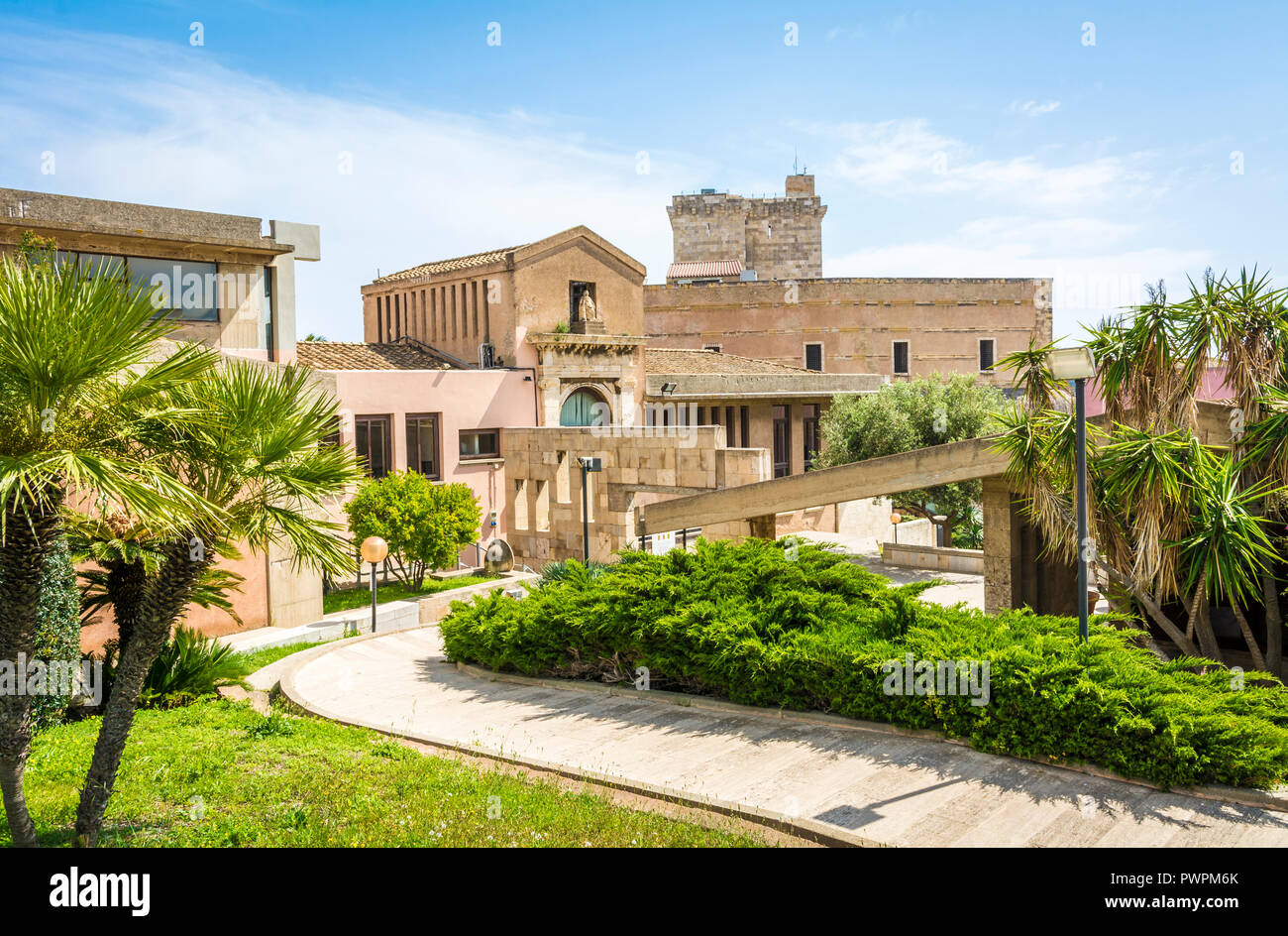 El Museo Arqueológico Nacional en el barrio del Castillo de Cagliari. Cerdeña, Italia . jardín al aire libre del famoso museo Foto de stock