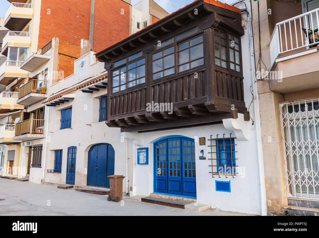 Calafell, España - 18 de agosto de 2014: Entrada al Museo Casa Barral, establecido en la antigua tienda de pescadores donde el poeta, escritor y político Carlos Bar Foto de stock