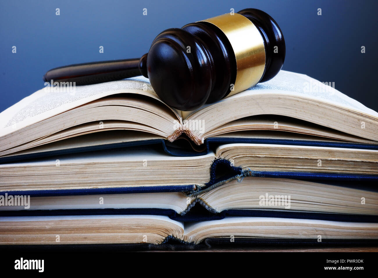 Libros de Derecho y martillo en un tribunal. Juicio y justicia. Foto de stock
