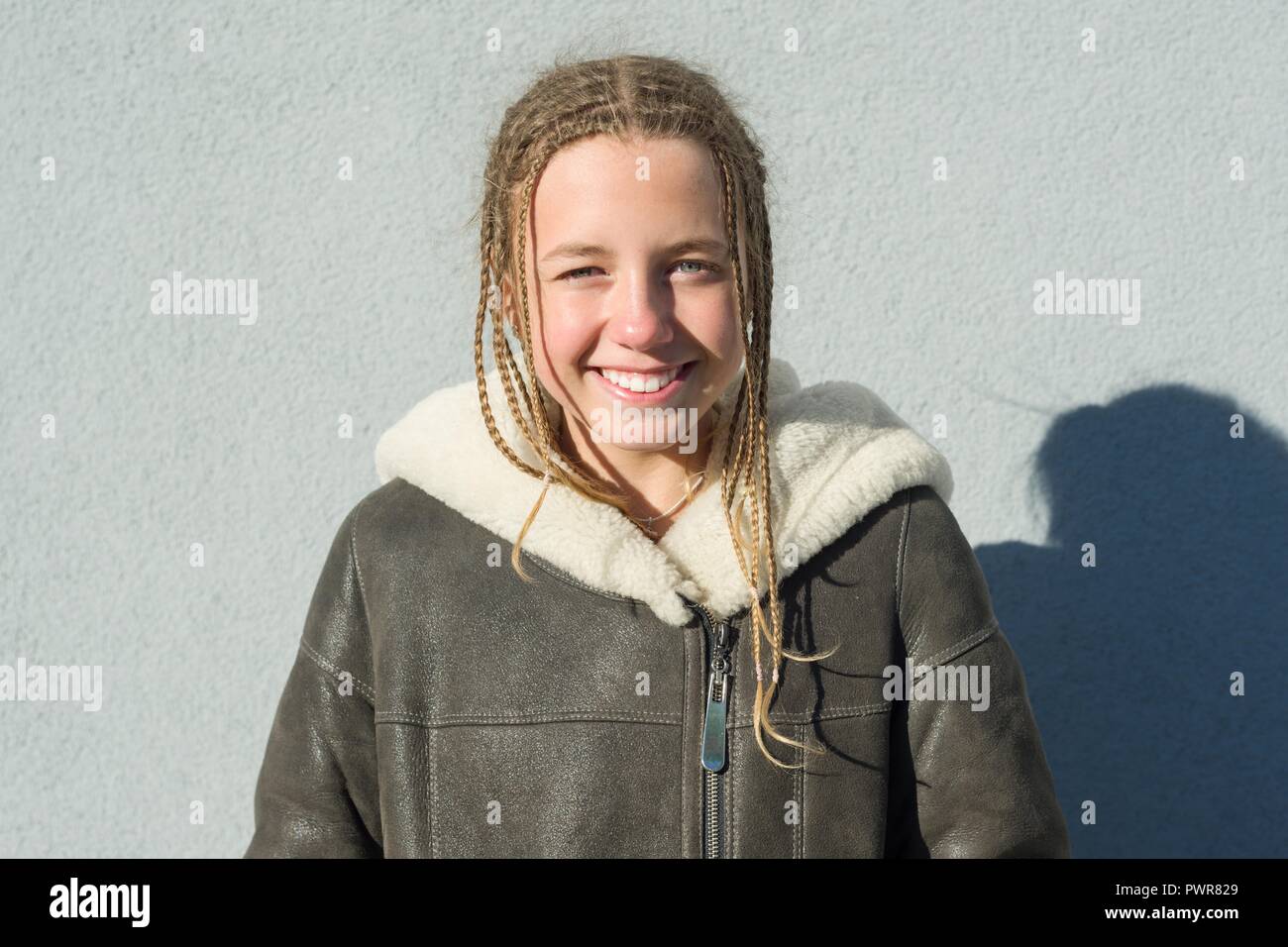 Close-up de un invierno al aire libre retrato de niña de la escuela 12,13 años. Foto de stock