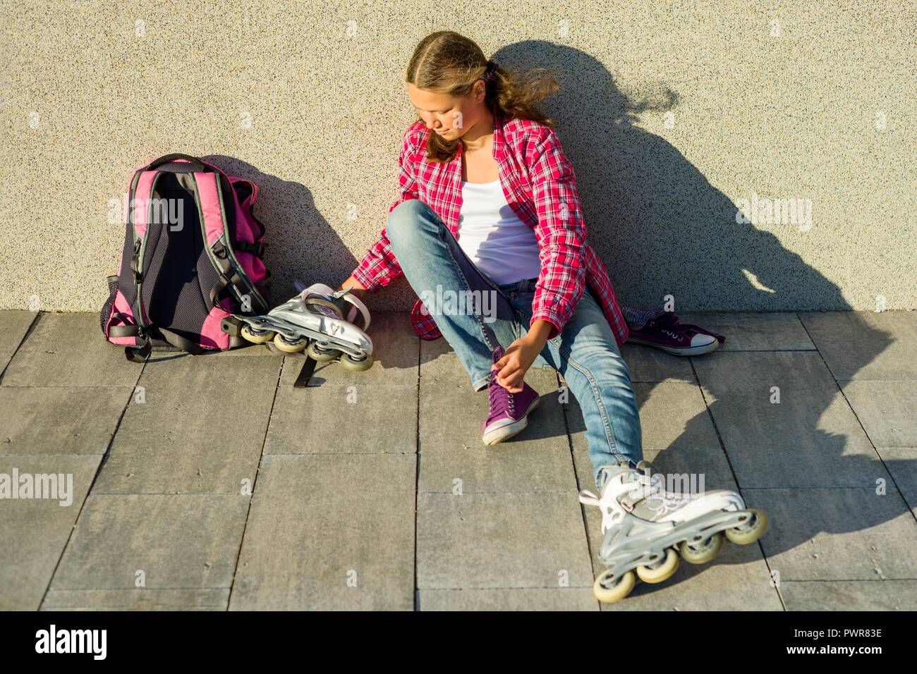 Sonriente Niña Asiática De 5 Años Yendo En Sus Patines En Línea