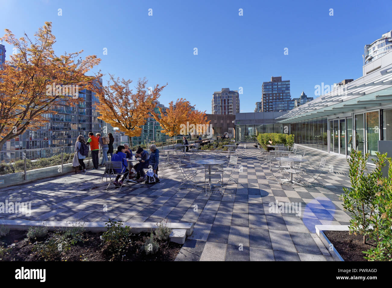 La gente relajándose en el jardín de la azotea de la Biblioteca Pública de Vancouver que abrió el 29 de septiembre de 2018, en Vancouver, BC, Canadá Foto de stock
