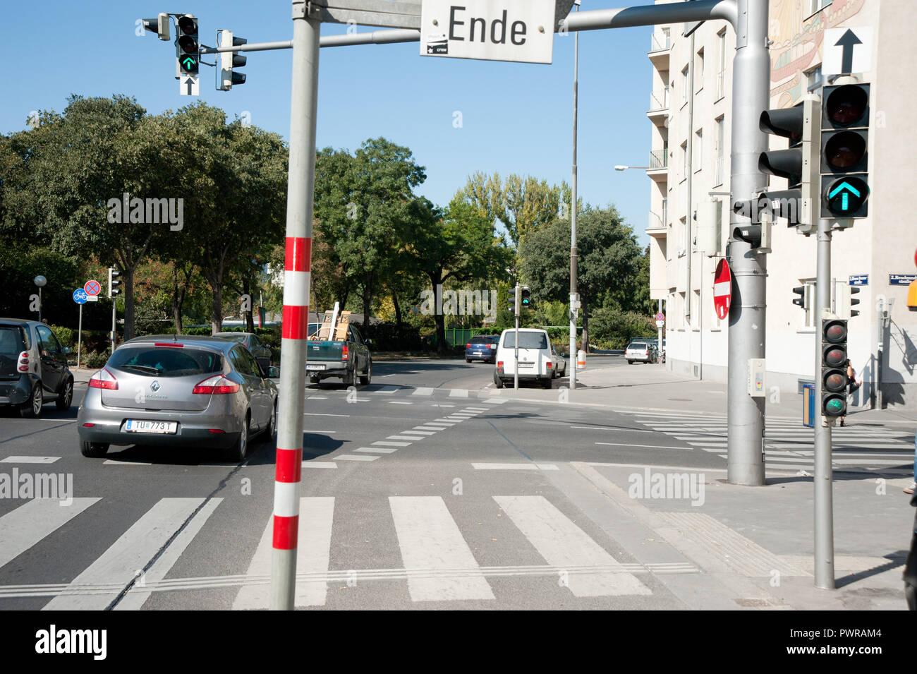 Wien, Radweg ohne Fortsetzung am Gehsteig endet Foto de stock